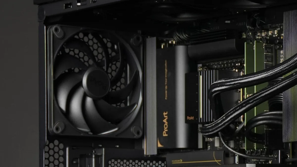 Interno di un PC assemblato Syspack: ventola, dissipatore ASUS ProArt e memorie