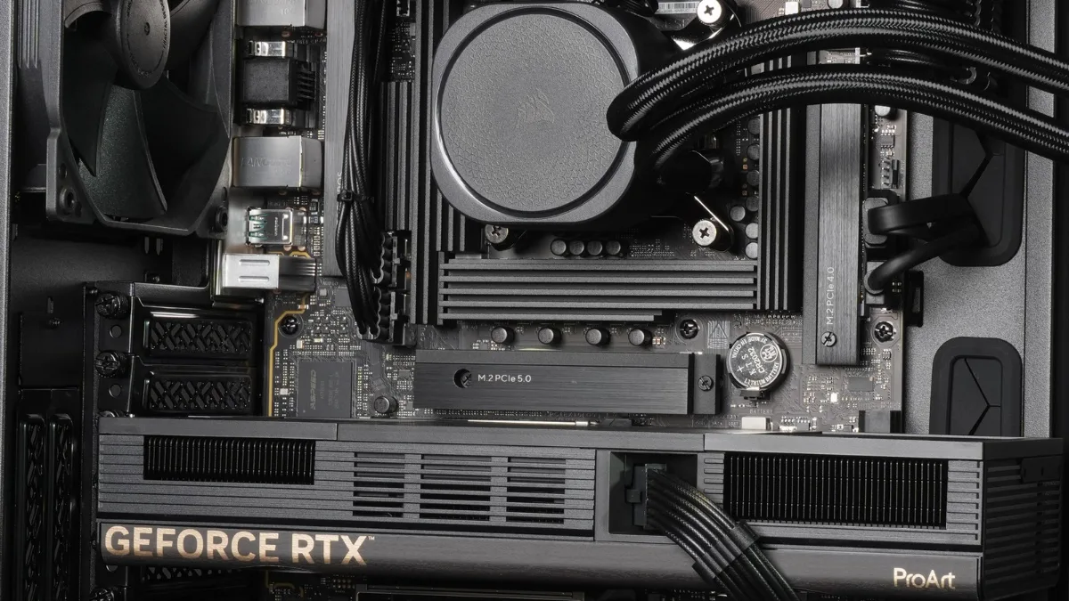 PC assemblato Syspack con raffreddamento a liquido, SSD M.2 PCIe 5.0 e scheda video GeForce RTX ProArt